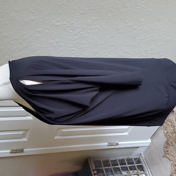 New York and Co cold shoulder top - Picture 4 of 4